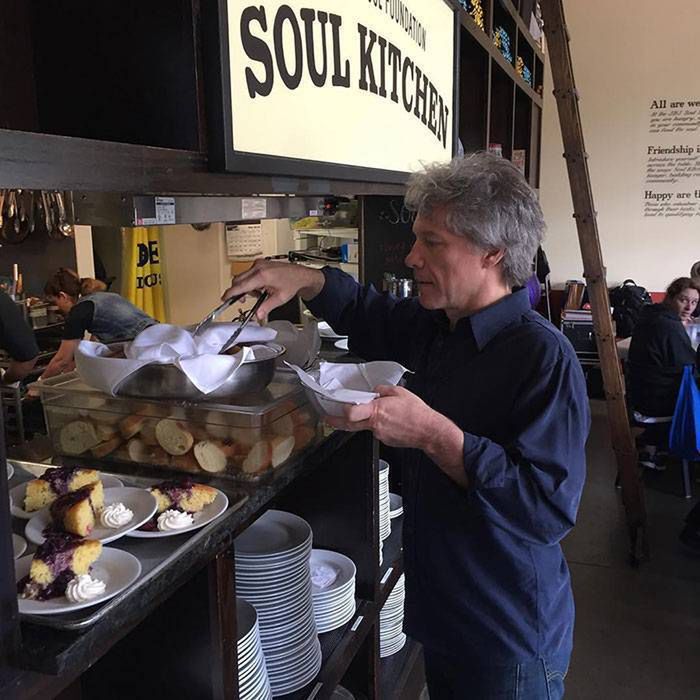 Jon Bon Jovi otworzył dwie restauracje z darmowymi posiłkami dla biednych i bezdomnych