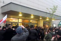 Przepychanki przy Teatrze Powszechnym. Narodowcy wrzucili do środka race i blokowali wejście