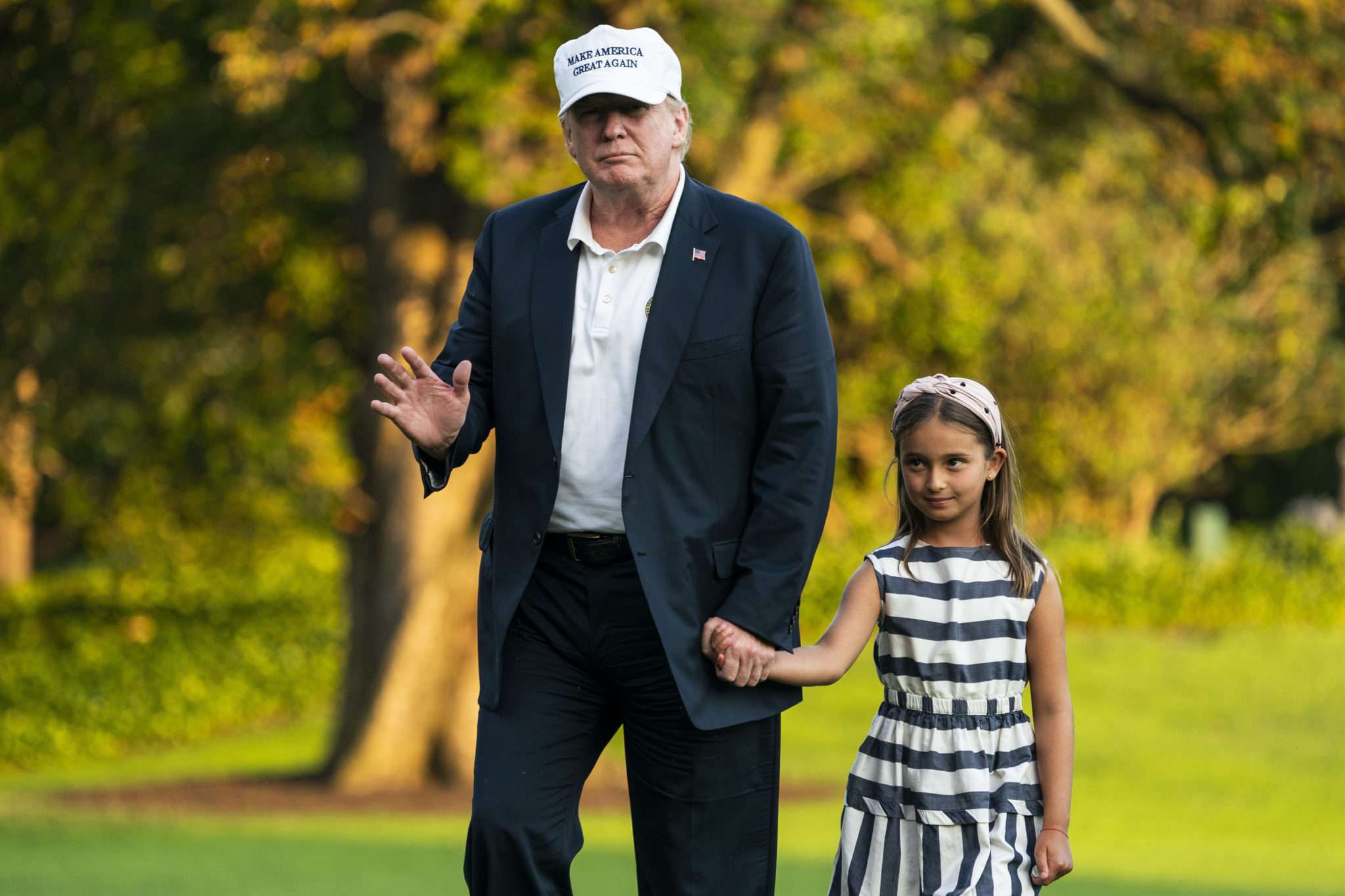 Donald Trump spaceruje z wnuczką Arabellą