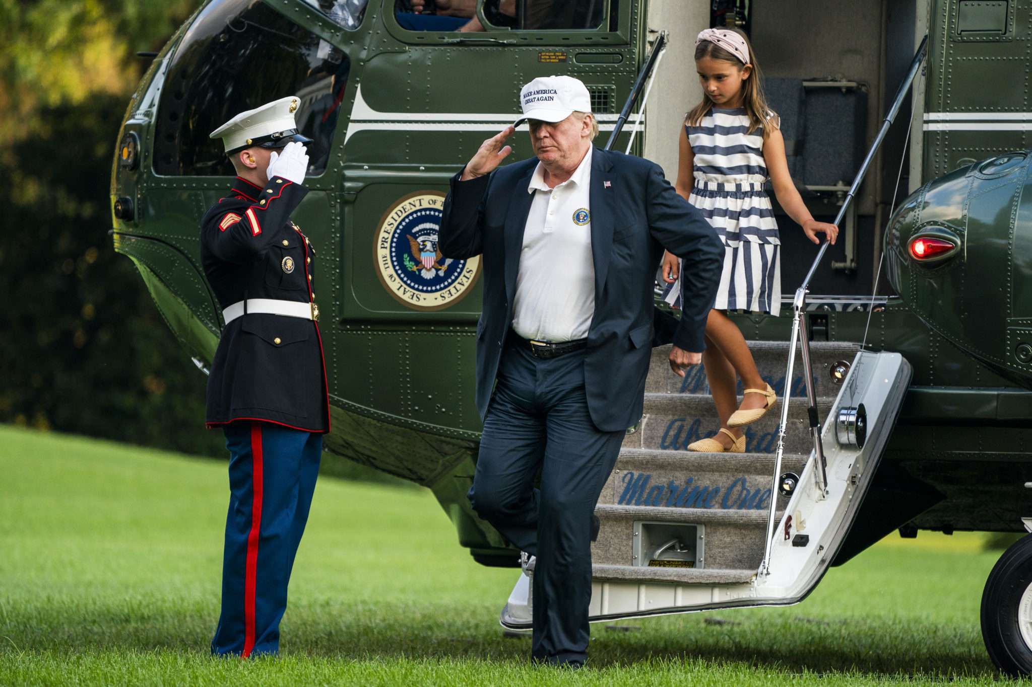 Donald Trump spaceruje z wnuczką Arabellą