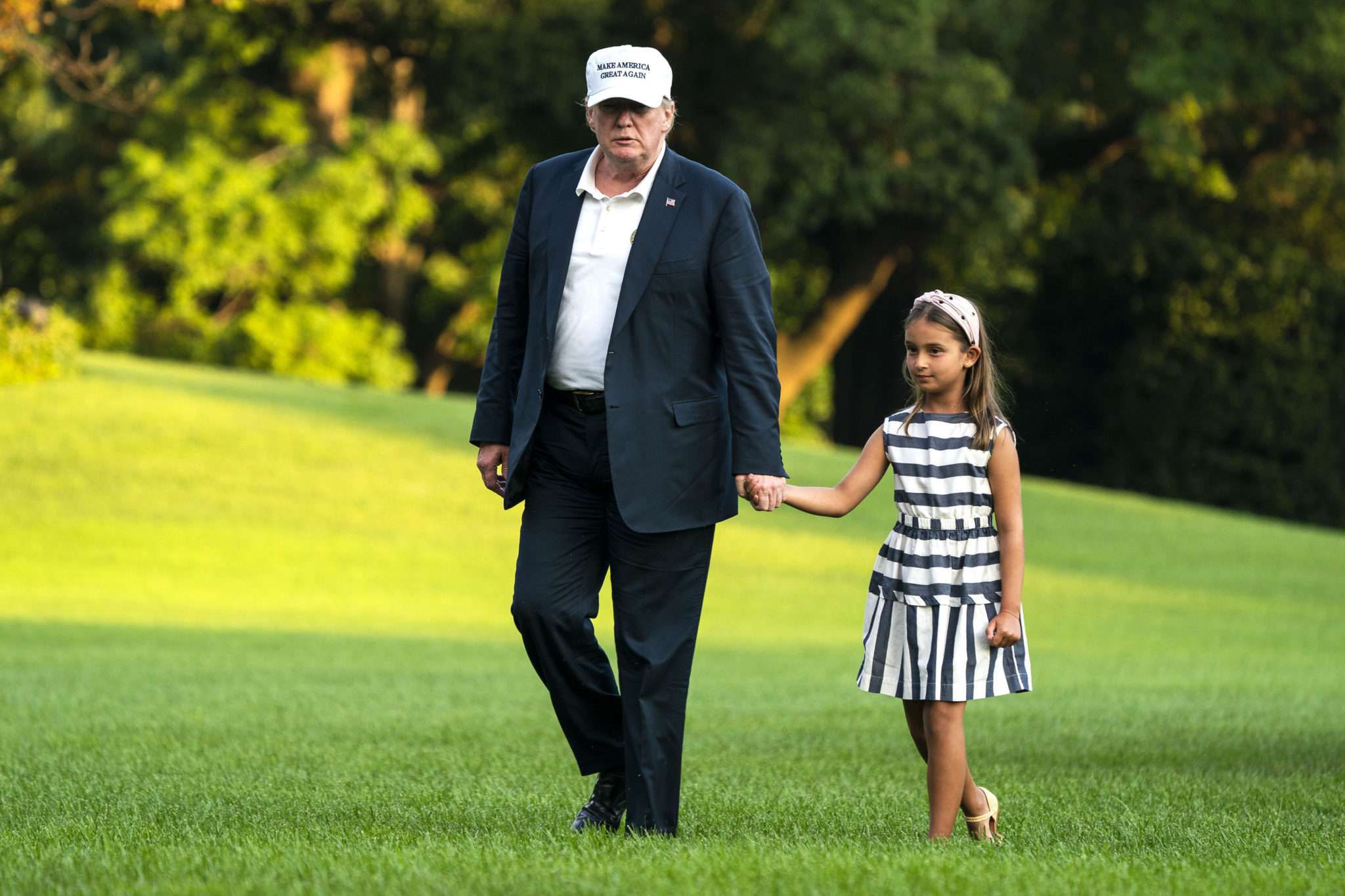 Donald Trump spaceruje z wnuczką Arabellą