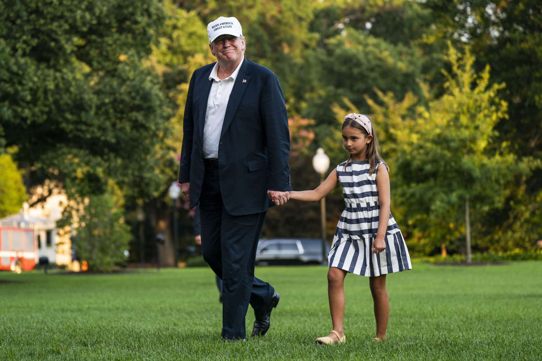 Donald Trump spaceruje z wnuczką Arabellą