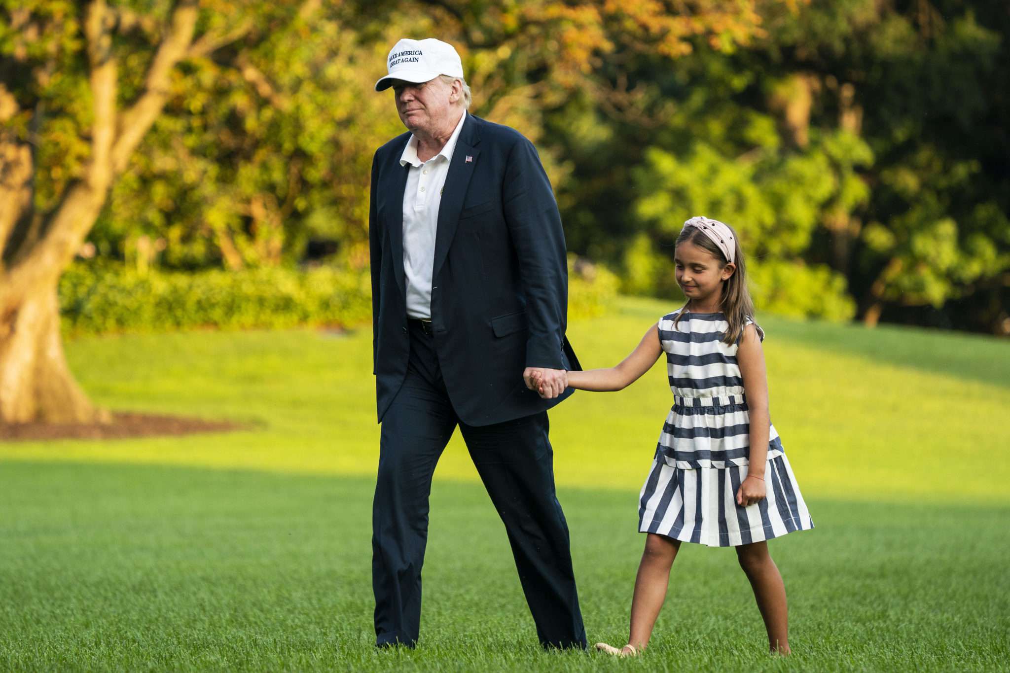 Donald Trump spaceruje z wnuczką Arabellą