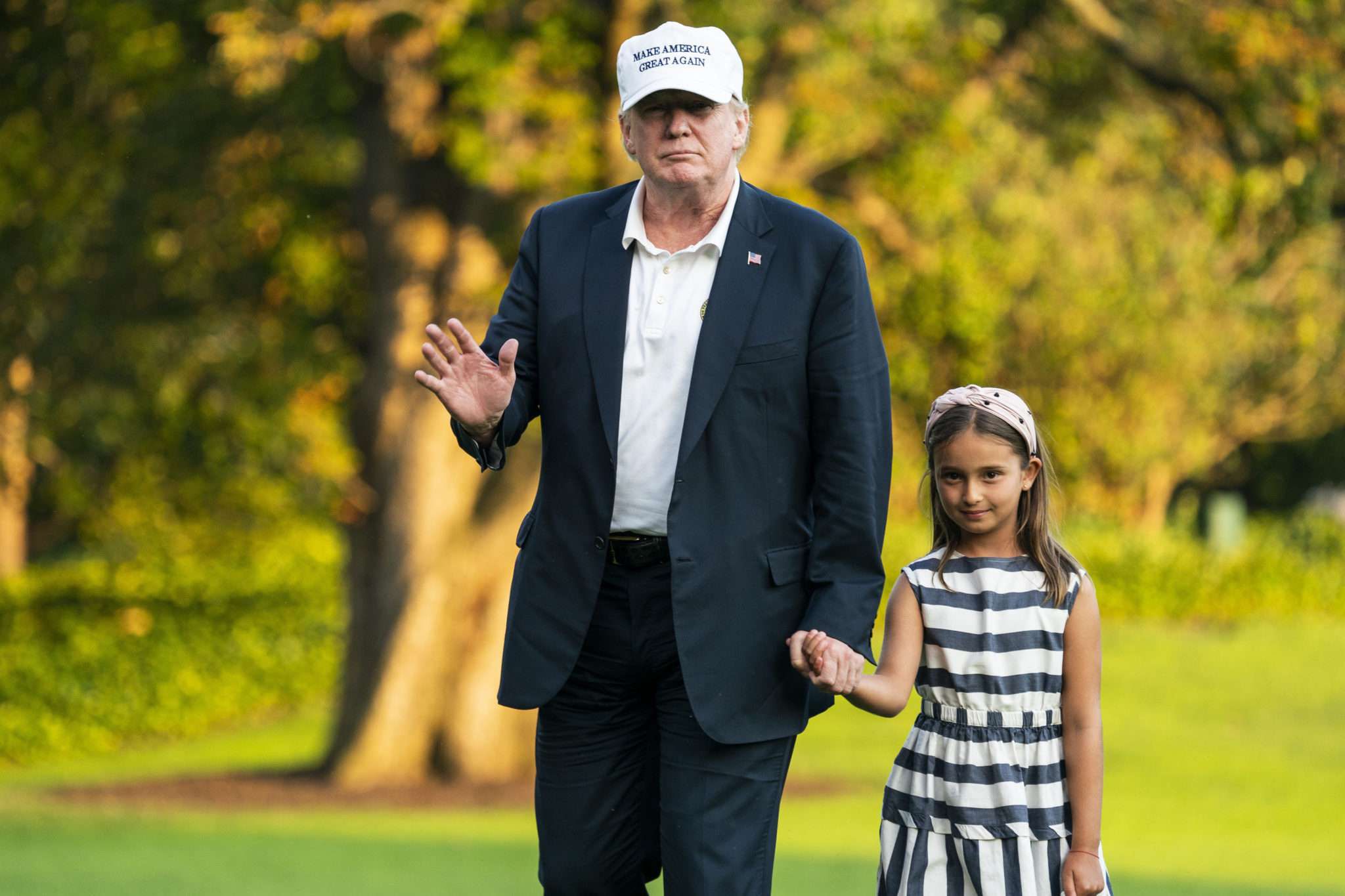 Donald Trump spaceruje z wnuczką Arabellą