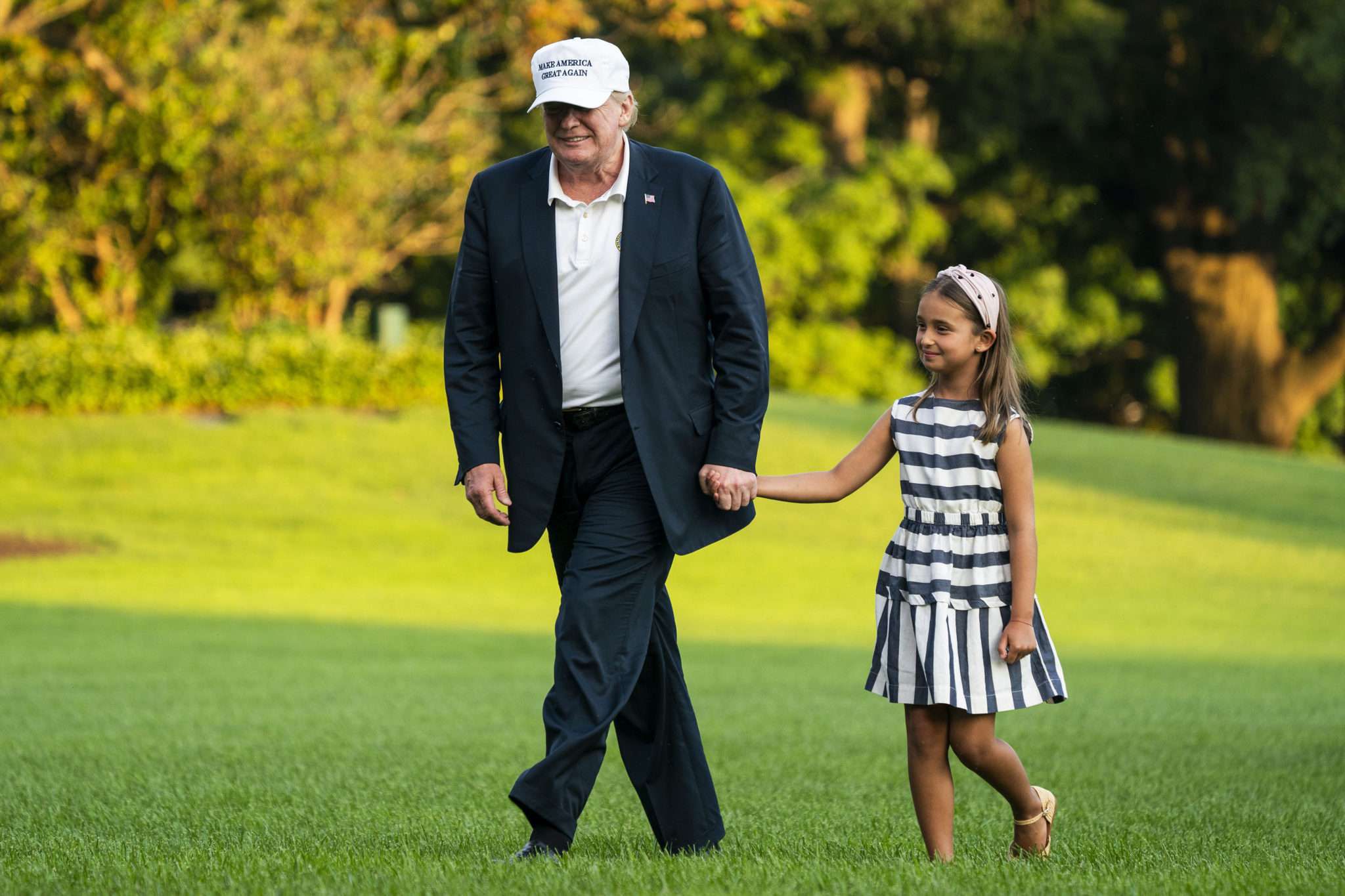 Donald Trump spaceruje z wnuczką Arabellą