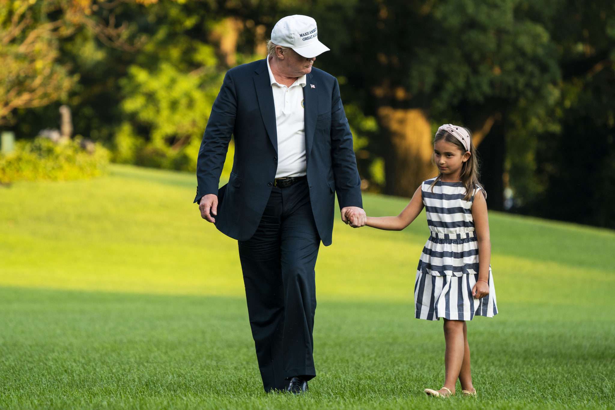 Donald Trump spaceruje z wnuczką Arabellą