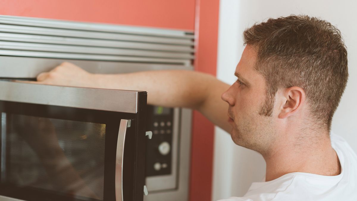 Mikrofalówka może być zawieszona na specjalnych uchwytach