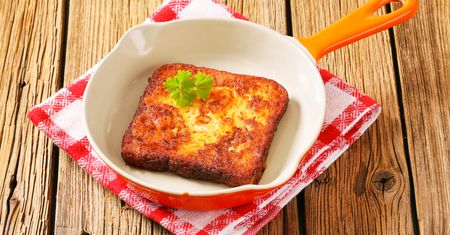 Smak dzieciństwa. Chleb maczany w jajku z patelni