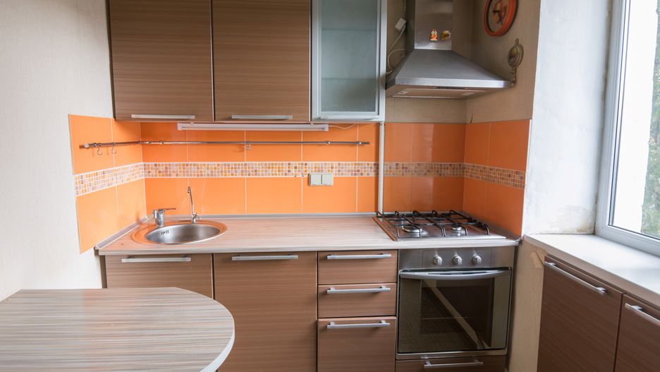 W niewielkiej kuchni przydaje się każdy centymetr blatu kuchennego, a nawet parapet
