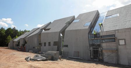 Monumentalna budowla za 21 mln zł w środku polskiej wsi. Betonowe muzeum o zapachu pożogi