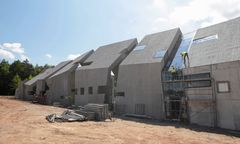 Monumentalna budowla za 21 mln zł w środku polskiej wsi. Betonowe muzeum o zapachu pożogi