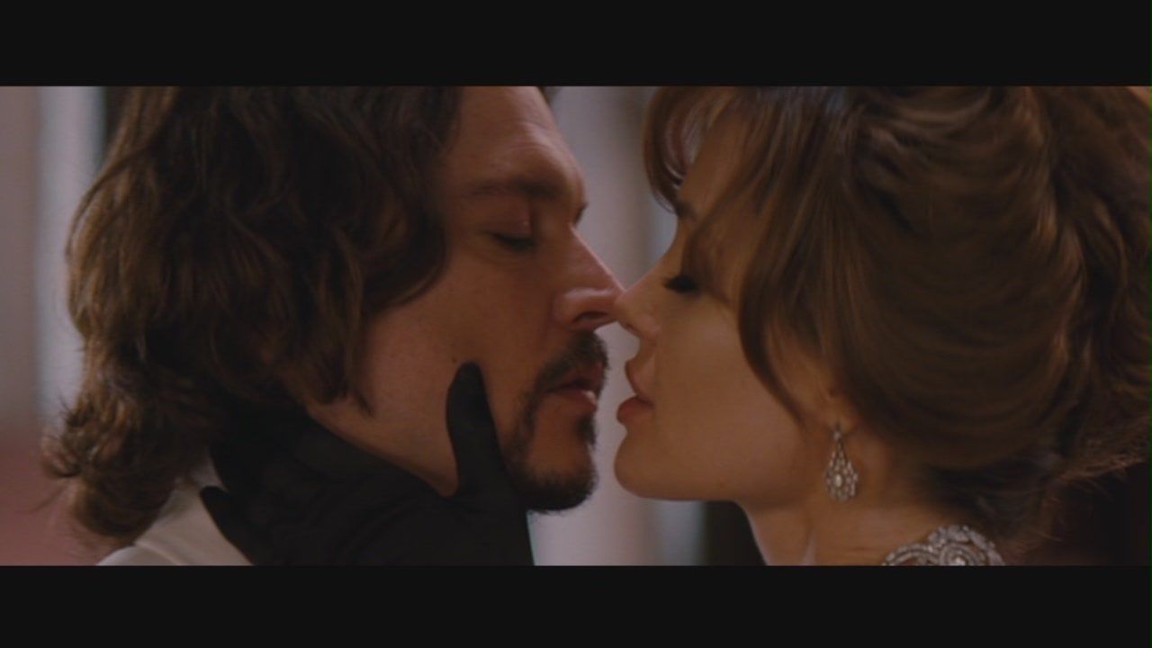 Johnny Deep całuje się z Angeliną Jolie