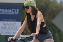 Dakota Johsnon na rowerze: odsłoniła szczupłe nogi