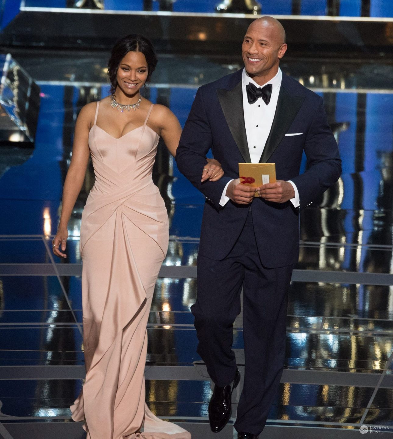 Kreacja: Versace. Zoe Saldana, Oscary 2015. Na zdj. z Dwayne'em Johnsonem (fot. ONS)
