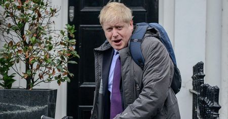 Theresa May zbierała haki na Borisa Johnsona. Wojna domowa brytyjskich konserwatystów