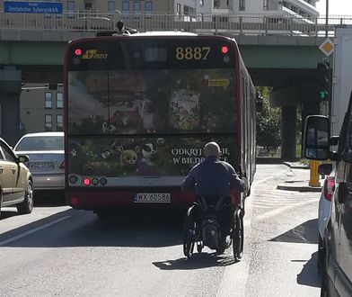 Ochota. Niepełnosprawny jedzie środkiem ruchliwej ulicy przy Dworcu Zachodnim