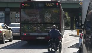 Ochota. Niepełnosprawny jedzie środkiem ruchliwej ulicy przy Dworcu Zachodnim