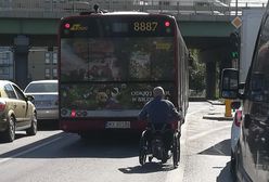 Ochota. Niepełnosprawny jedzie środkiem ruchliwej ulicy przy Dworcu Zachodnim