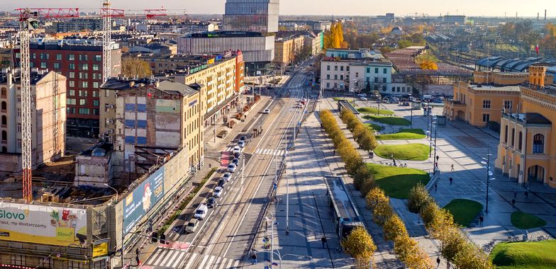 Hotel Grand rośnie w siłę. (Nie)widoczne postępy prac historycznego obiektu naprzeciwko Dworca PKP