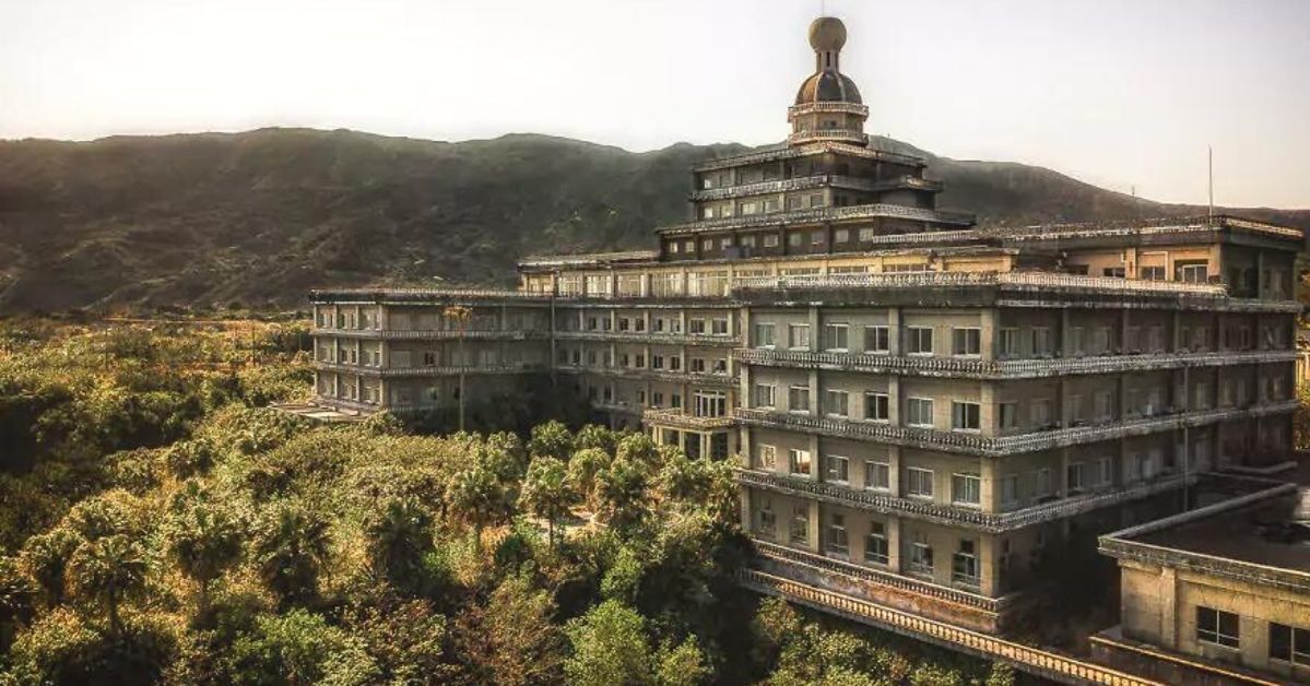 17 zdjęć największego opuszczonego japońskiego hotelu. Czuć tu jeszcze echa dawnej świetności