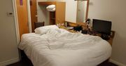 Gość hotelowy całkowicie przeprojektował pokój. By móc włączyć drzemkę w telefonie