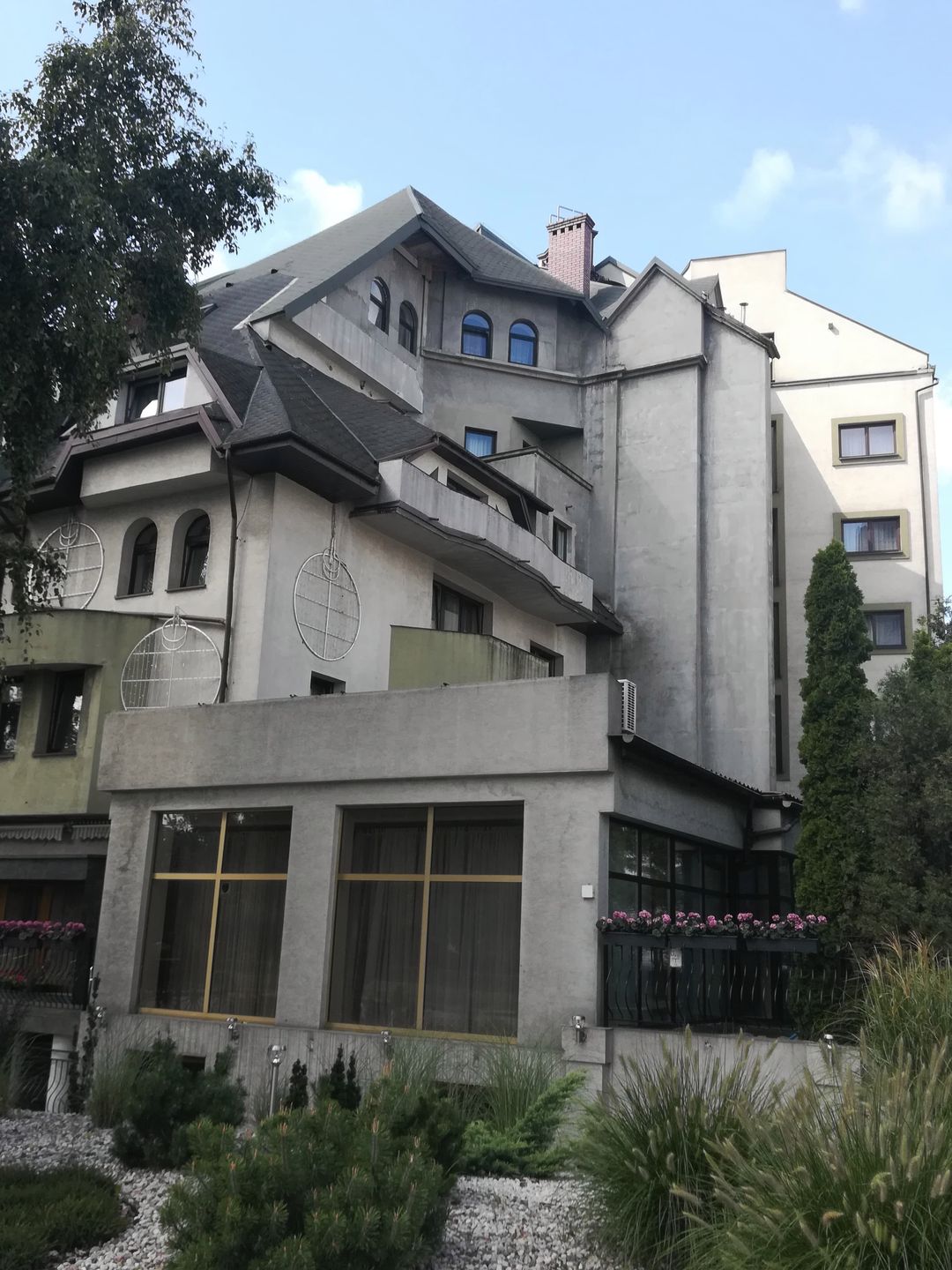 Warszawiacy żartują, że hotel Czarny Kot rozrastał się przez pączkowanie. Dobudowywano piętra, rozbudowywano wszerz...