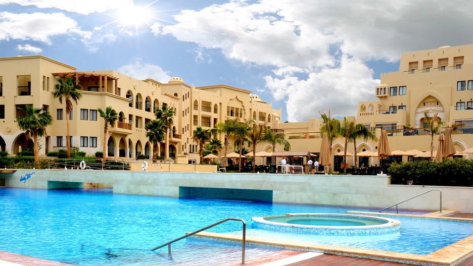 Hotel Grand Swiss-Belresort Tala Bay polecany jest nie tylko parom, ale też rodzinom z dziećmi