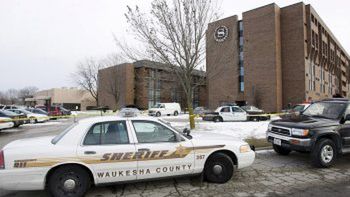 Blokada policji przed hotelem Sheraton w Brookfield