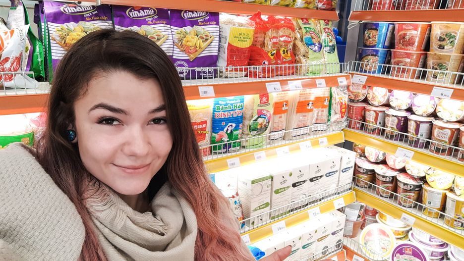 Półki uginają się od specjałów kuchni wietnamskiej, koreańskiej, tajskiej czy japońskiej.