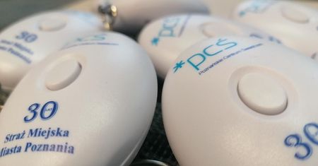 Tysiąc breloków alarmowych dla poznańskich seniorów