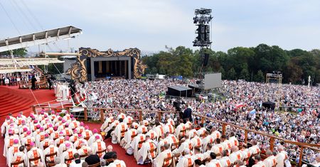 Rośnie liczba wiernych Kościoła katolickiego. Spada liczba powołań