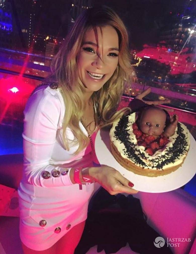 Maja Bohosiewicz na baby shower - tort