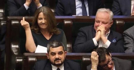 Palec pod Budkę, czyli Joanna Lichocka ma gest (Opinia)