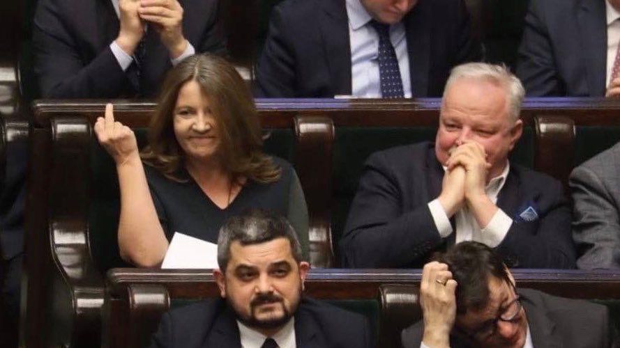 Joanna Lichocka w Sejmie pokazuje wulgarny gest posłom opozycji.