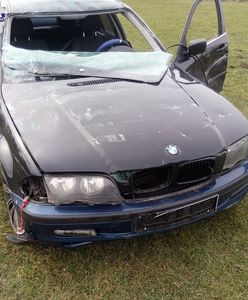 BMW staranowało ogrodzenie i wjechało na boisko. 12-latek za kierownicą