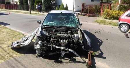 Uszkodził 3 samochody i 2 bramy. "Wydmuchał" 1,2 promila