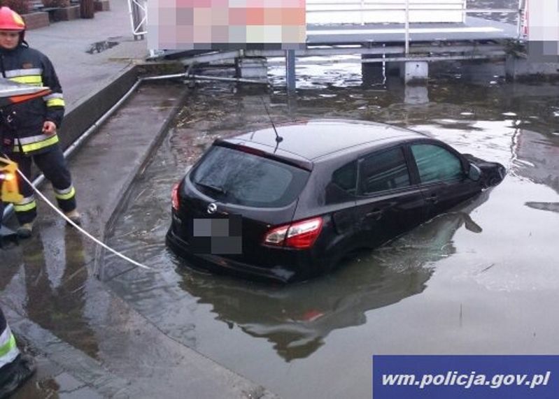 Ten kierowca może mówić o wielkim pechu. Auto w wodzie, a on z mandatem