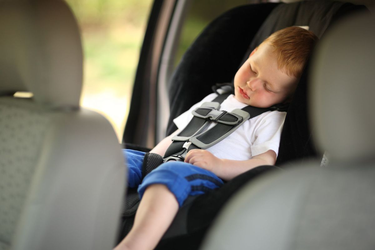 Dziecko w samochodzie - jak przewozić podczas dłuższego wyjazdu i czym je zając?