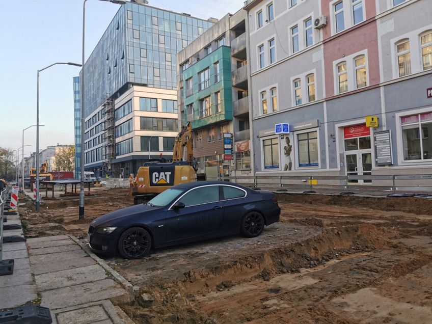 Szczecin. Zaparkowany samochód blokuje remont przy Posejdonie