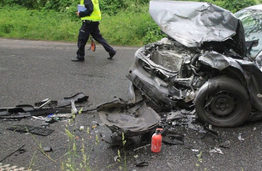 Pijany rozbił bmw o latarnię. Policję powiadomiło auto