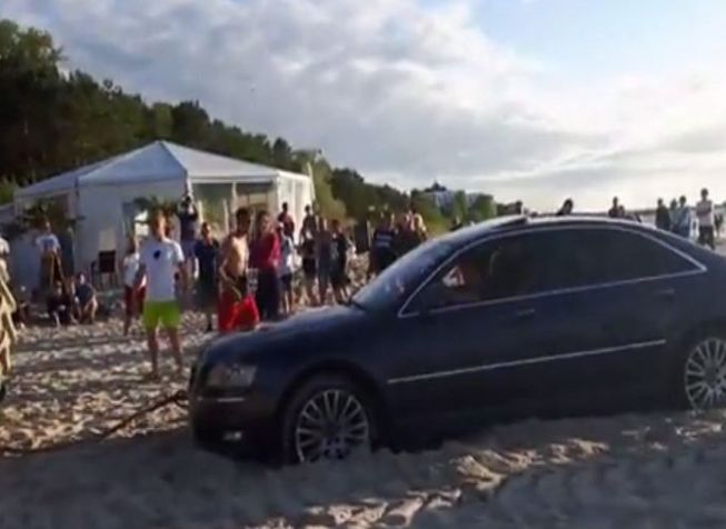Polak potrafi! Audi wjechało na plażę, ale wyjechać już nie dało rady