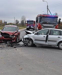 Dęblin: Doszło do zderzenia czołowego dwóch pojazdów osobowych