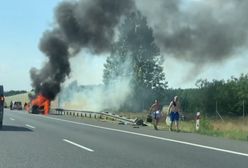 Pożar samochodu na A2. Gęsty dym nad autostradą