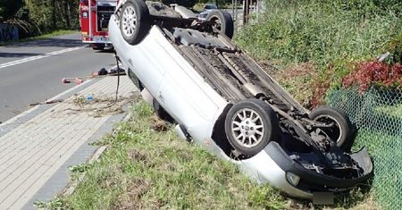 Śląsk. Kierowca nissana dachował na ogrodzeniu