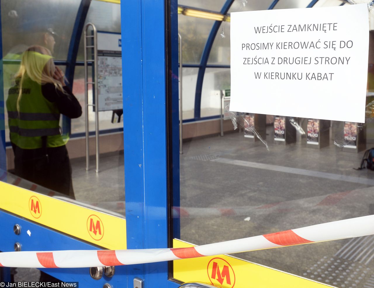 Ruchome schody przy Metrze Centrum wciąż nieczynne