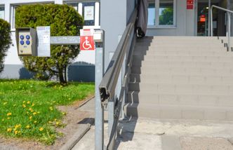 Dostępność Plus z podpisem prezydenta. Urzędy, szkoły i szpitale mają być przyjazne dla wszystkich