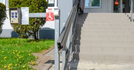 Dostępność Plus z podpisem prezydenta. Urzędy, szkoły i szpitale mają być przyjazne dla wszystkich