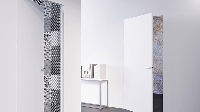 Niewidoczna ościeżnica Sara Pro idealnie komponuje się ze specjalnie dla niej przygotowanymi drzwiami Norma Decor 1, które można samodzielnie pomalować jak klasyczną ścianę