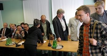 Alterglobaliści wyszli z debaty z członkami szczytu gospodarczego
