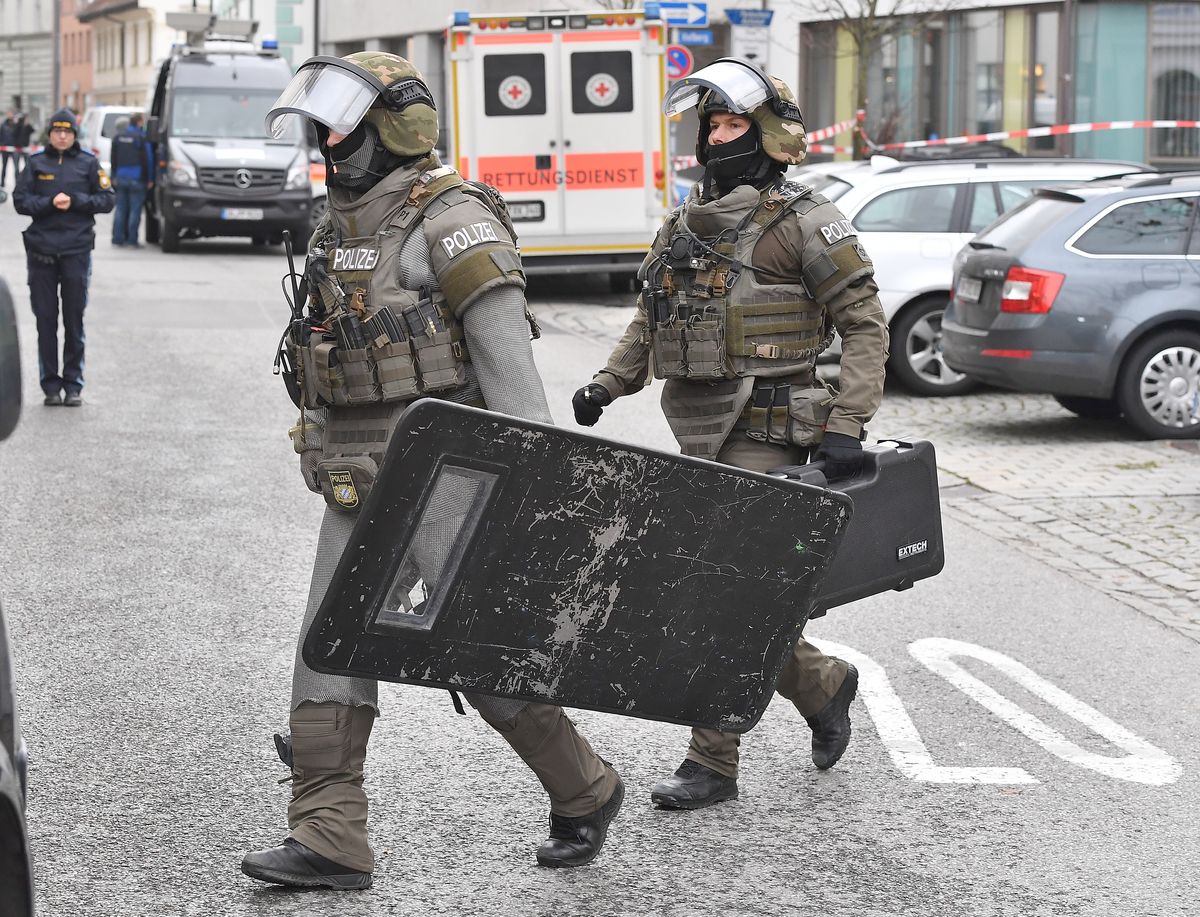 Policja obezwładniła napastnika w oddziale Jugendamt. Uwolniono zakładnika